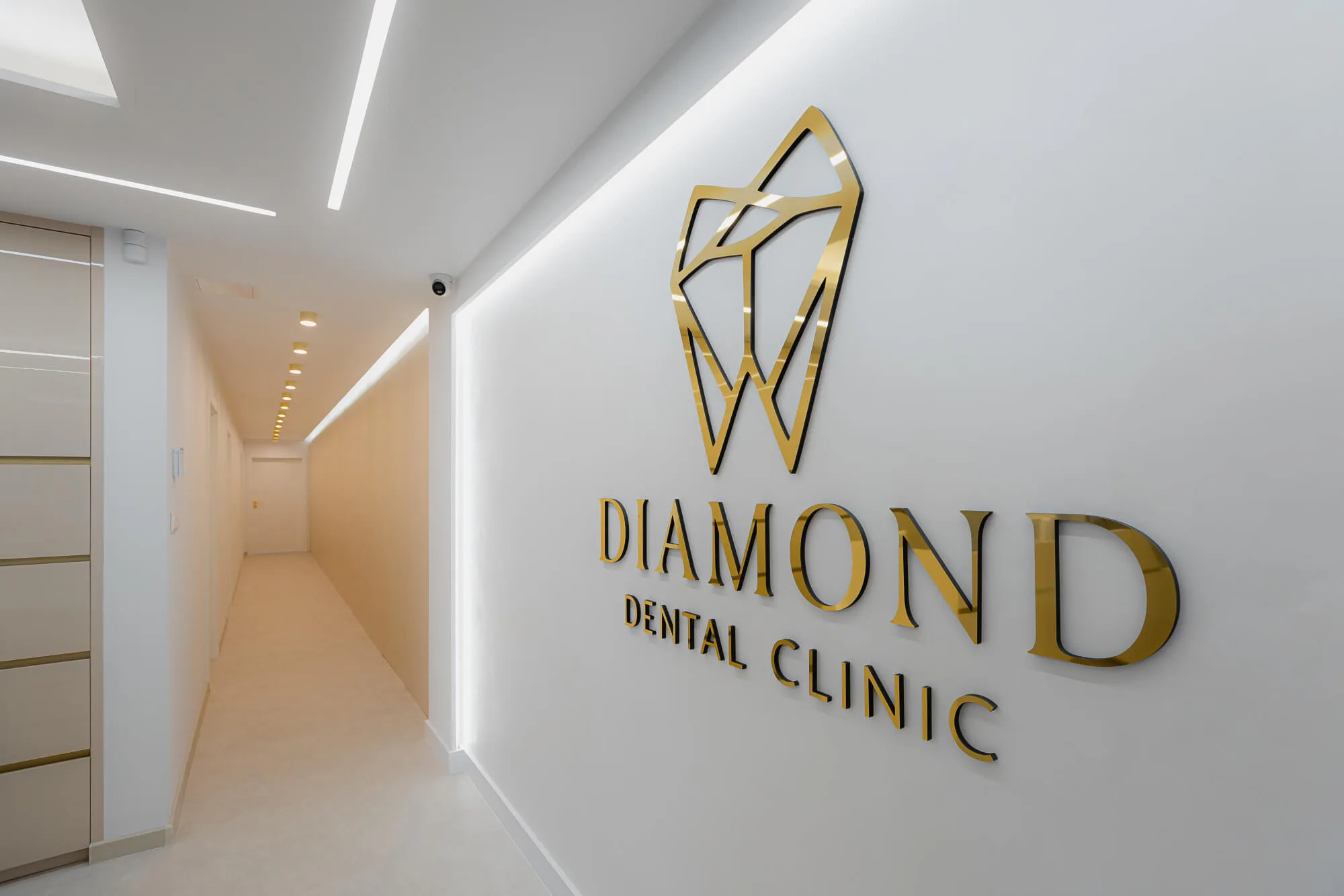 Chodba kliniky s logom