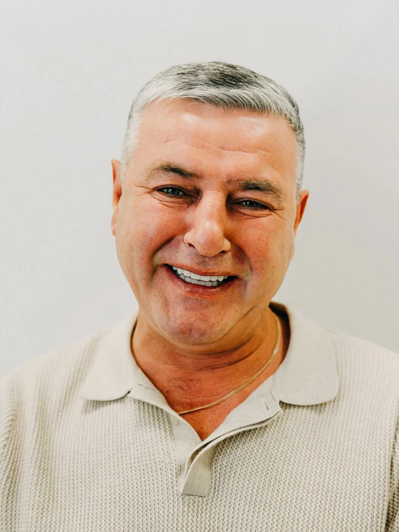 Spokojný pacient s implantátmi Diamond Clinic